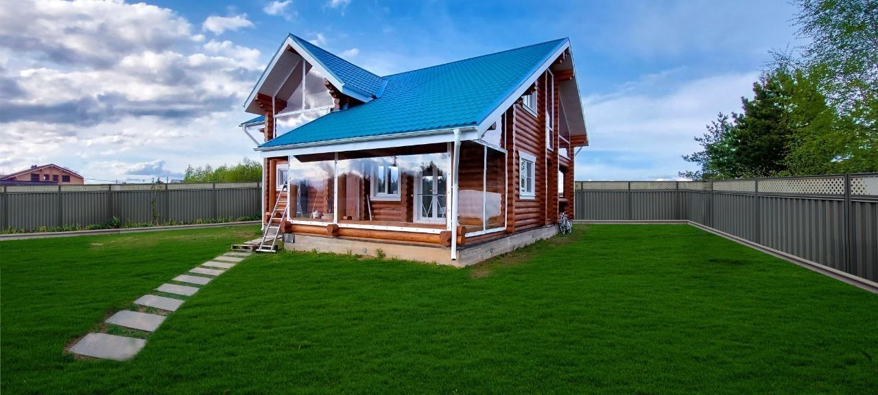Мягкие окна на веранде загородного дома в Медыни